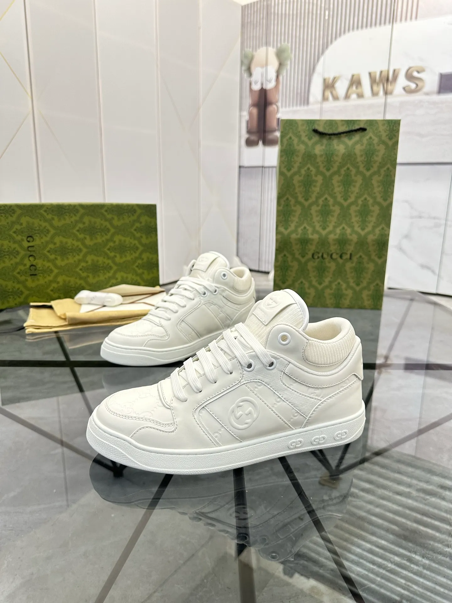 Selling men's shoes 💰: 💰P560¥ Top quality Product trademark: Gucci* "Gucci*" low-top casual shoes Regular size: 38-44 (can be customized to 45.46.) Product material: imported first-layer cowhide leather upper, breathable lining, original outsole. No.: 004